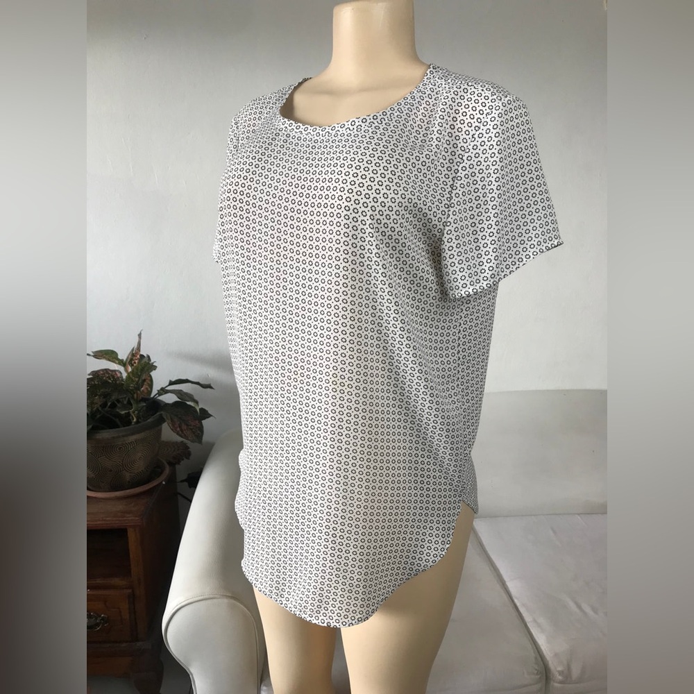 Ann Taylor Loose Black and White Circle Pattern Short Sleeve Blouse. Size Large